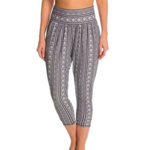 NWT Prana Ryley Yoga Harem Crops Capris size med Veeds black lace